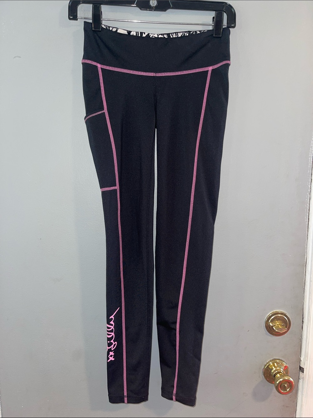 Lilly Pulitzer Luxletic Weekender Black Leggings Pink Stitch Logo Spellout XS